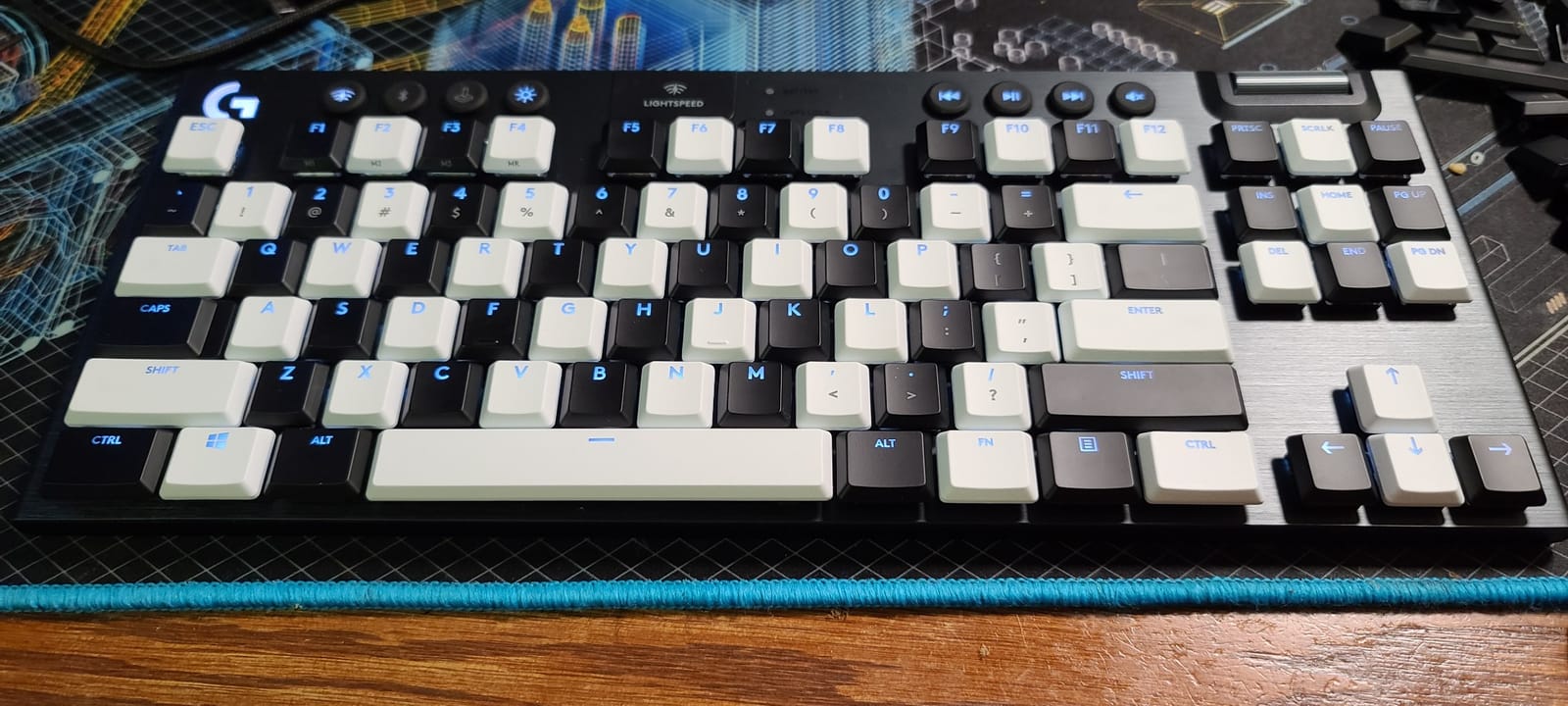 Logitech G915 TKL Tenkeyless Lightspeed Wireless RGB Mechanical Gaming Keyboard, Low Profile Switch Options, Lightsync RGB, Advanced Wireless and Bluetooth Support - Tactile, Black customer photo 2