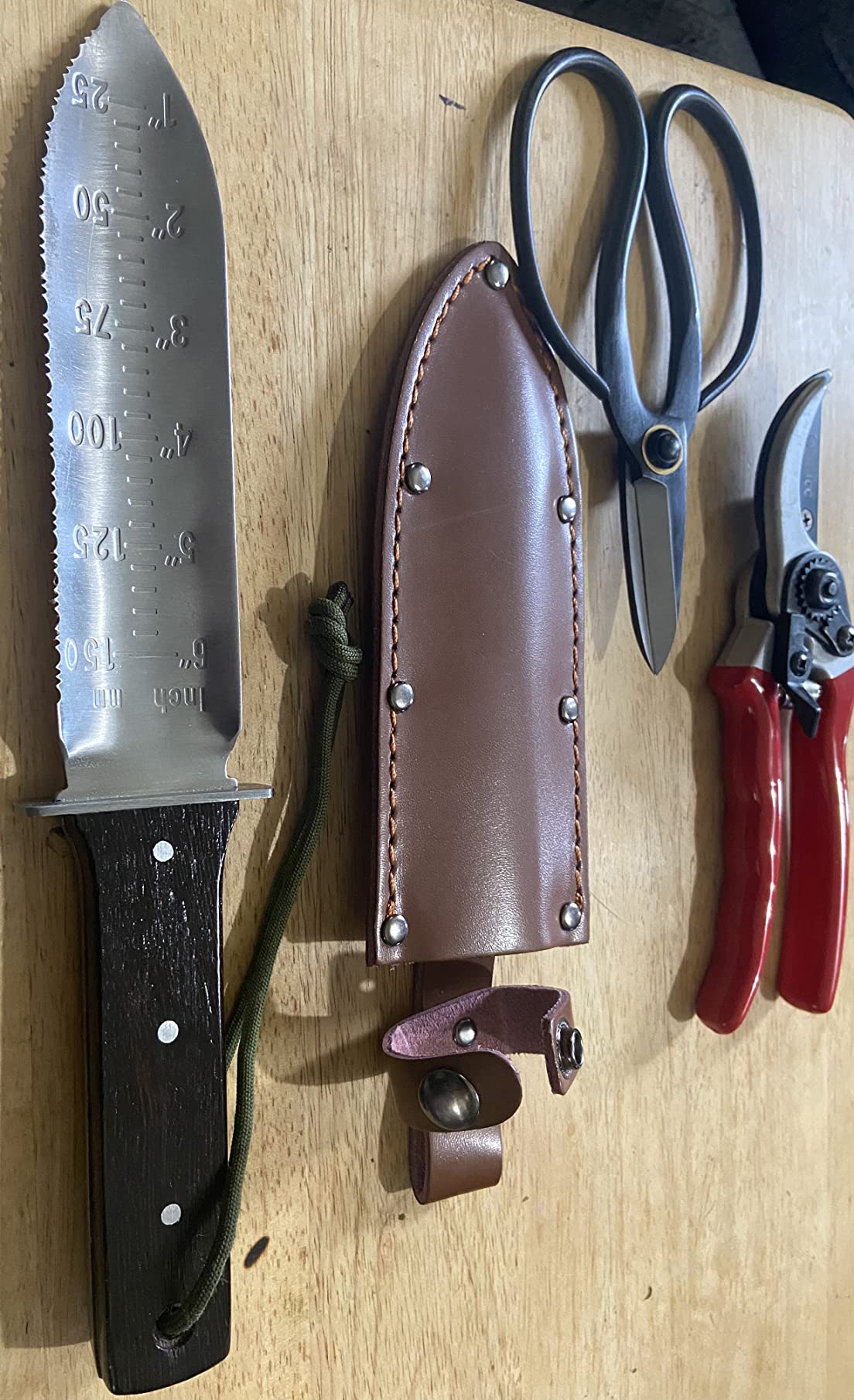 gonicc Professional Hori Hori Garden Knife with Leather Sheath, Protective Handguard, High polished 440 Stainless Steel Blade, Sharpening Stone Included, for Weeding, Digging, Pruning, and Cultivating customer photo 1