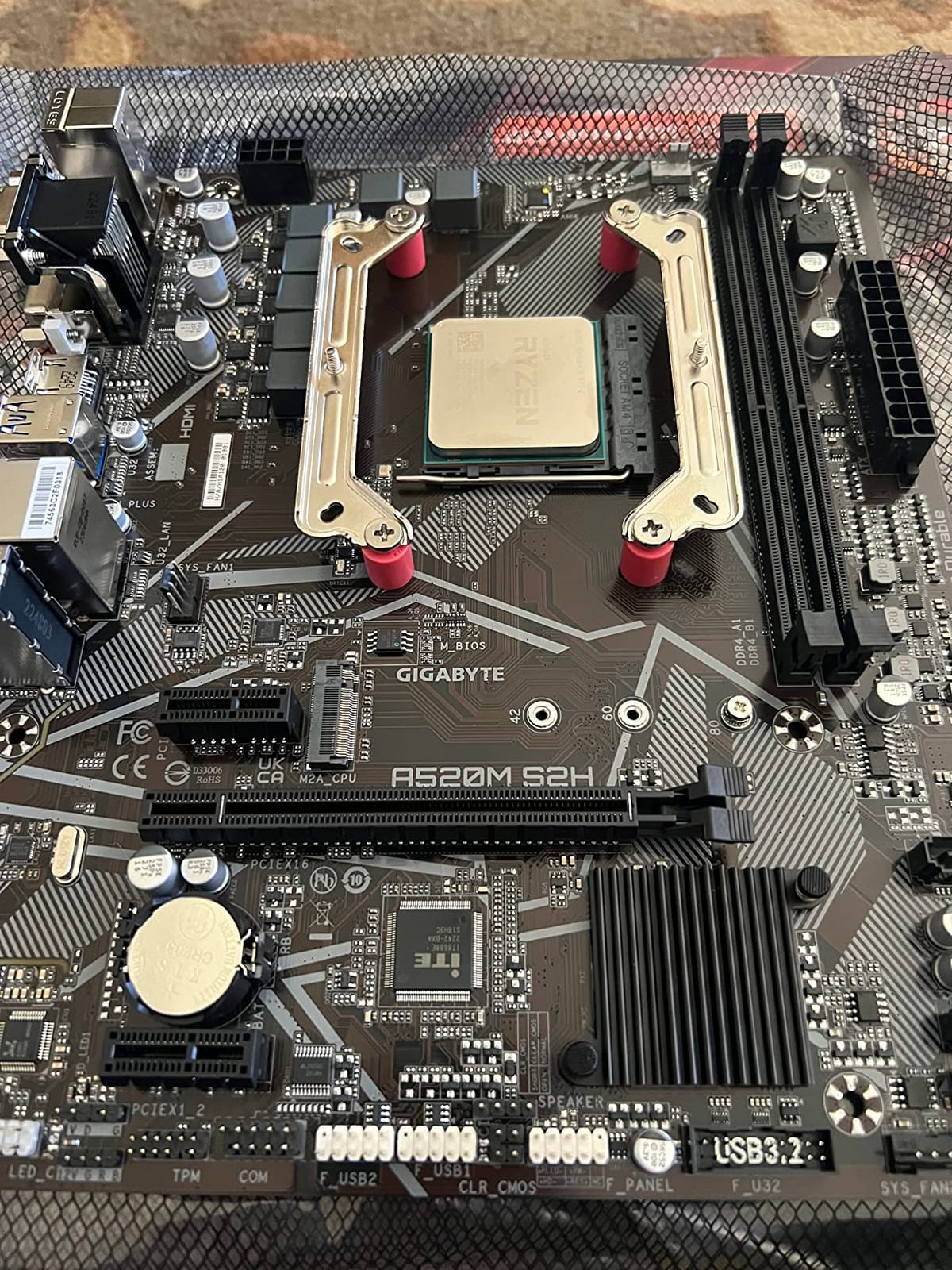Gigabyte A520M S2H (AMD Ryzen AM4/MicroATX/4+3 Phases Digital PWM/Gigabyte Gaming GbE LAN/NVMe PCIe 3.0 x4 M.2/3 Display Interfaces/Q-Flash Plus/RGB Fusion 2.0/Motherboard) customer photo 1