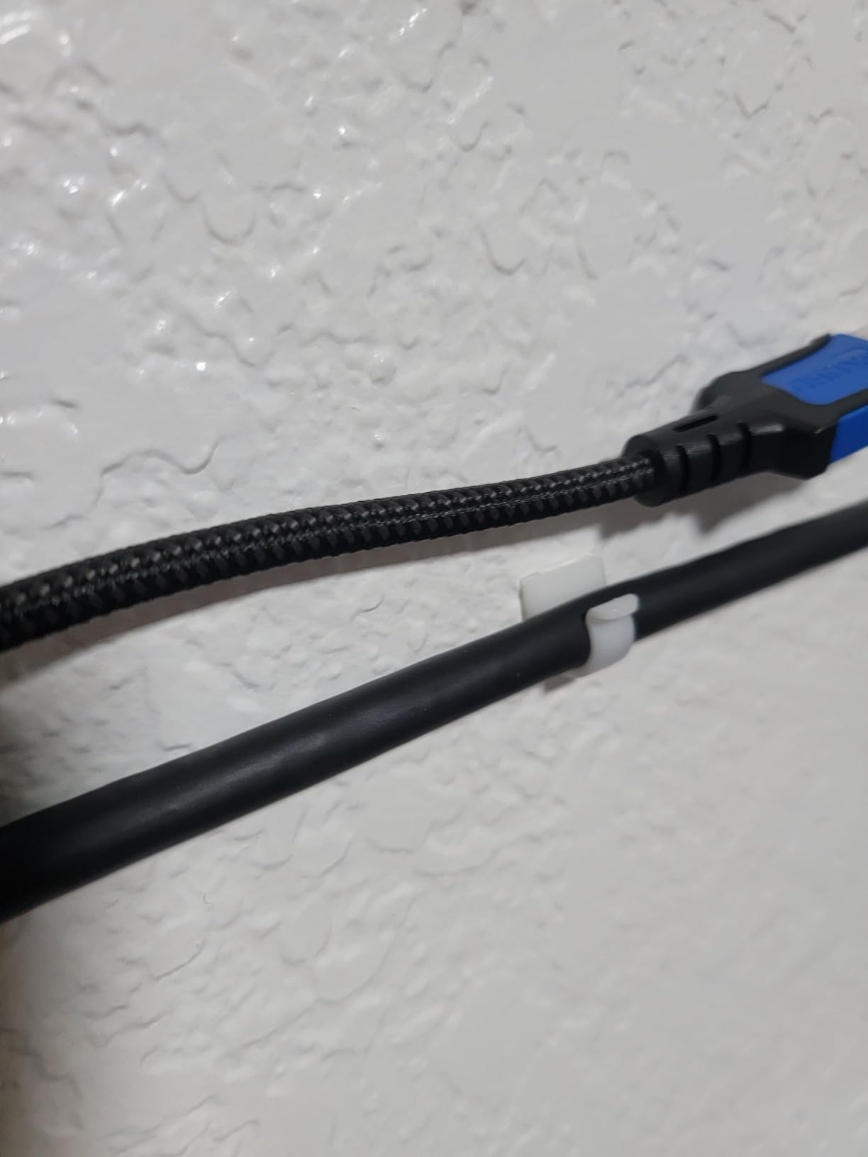 Amazon Basics DisplayPort 1.4 Cable, 8K@60Hz, 4K@120Hz, 32.4Gbps High-Speed, HBR3, Dynamic HDR and 3D, Gold-Plated Plugs, 10 Foot, Black customer photo 1