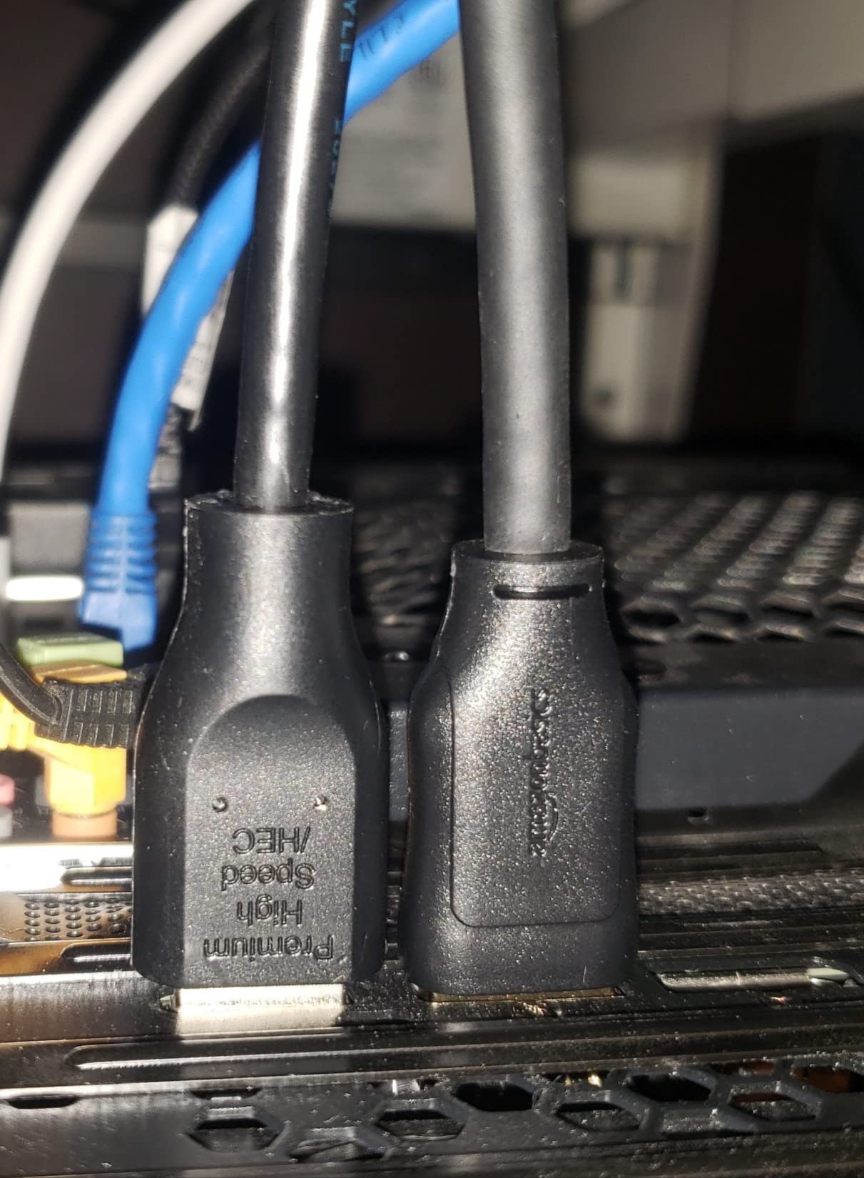 Amazon Basics DisplayPort 1.4 Cable, 8K@60Hz, 4K@120Hz, 32.4Gbps High-Speed, HBR3, Dynamic HDR and 3D, Gold-Plated Plugs, 10 Foot, Black customer photo 2