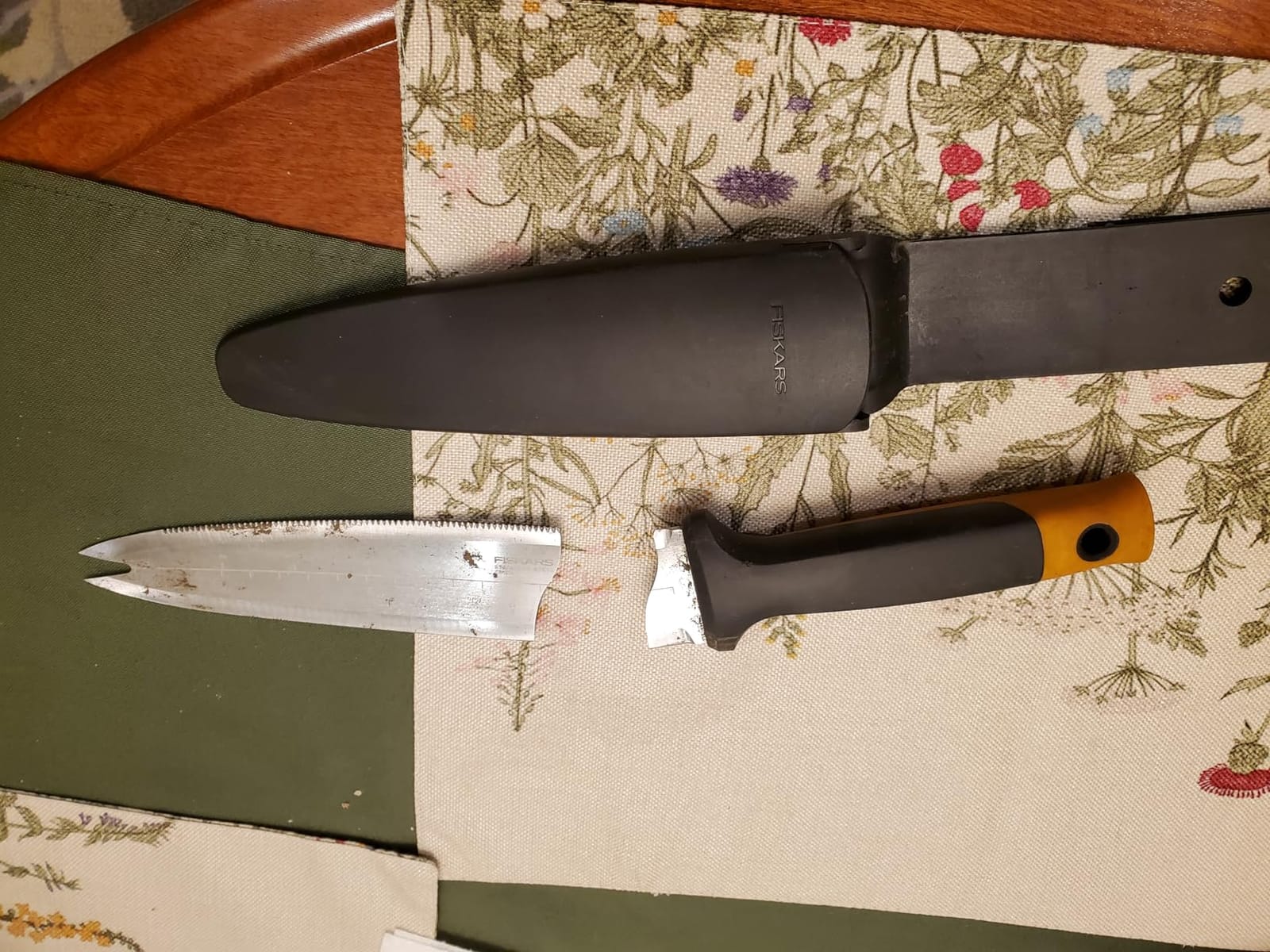 Fiskars Hori Hori Garden Knife with Sheath, Heavy Duty Gardening Hand Tool customer photo 1