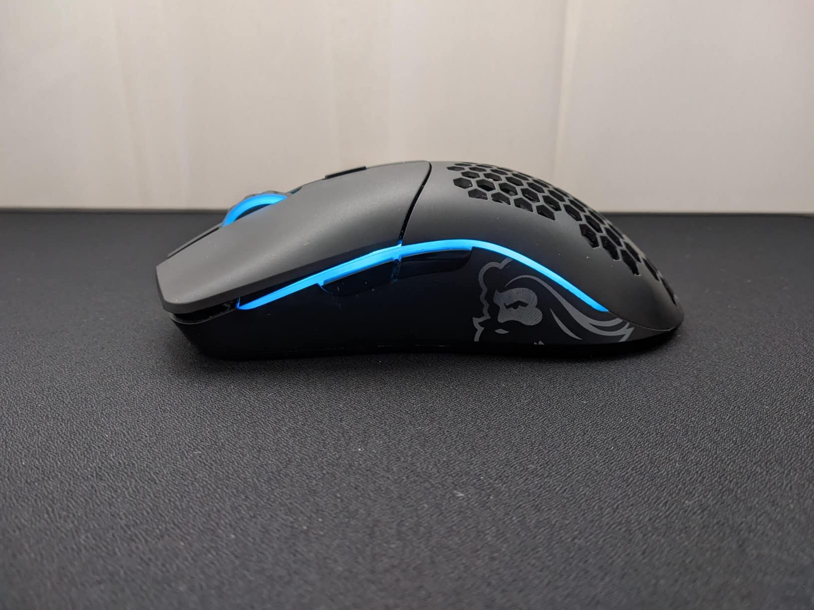 GLORIOUS Model O Wireless Gaming Mouse - Superlight, 69g Honeycomb Design, RGB, Ambidextrous, Lag Free 2.4GHz Wireless, Up to 71 Hours Battery - Matte White customer photo 1