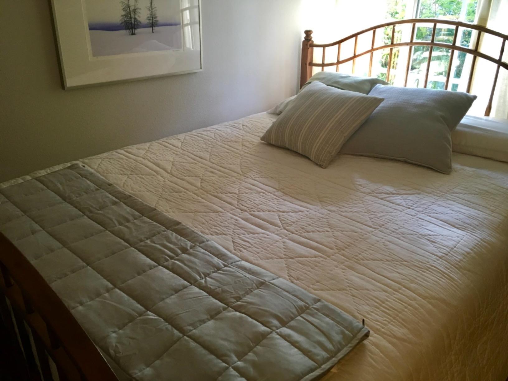 YnM Cooling Weighted Blanket for Adults, 20lbs Heavy Bed Throw for One Person of 190lbs, Perfect for Hot Sleepers or Warm Climates with Cooling Rayon/Glass Beads(60x80 Inches,Queen Bed, Blue Grey) customer photo 2