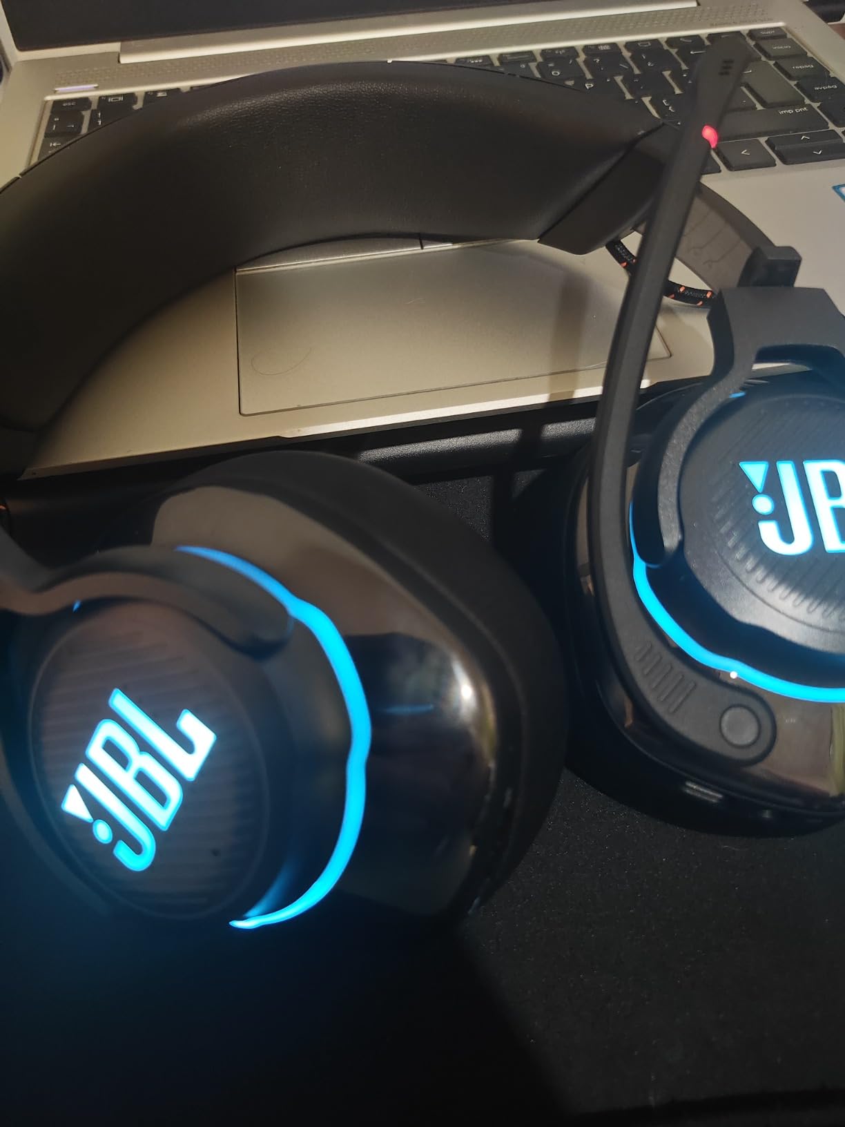 JBL Quantum 810 Wireless - Wireless over-ear performance gaming headset with Active Noise Cancelling and Bluetooth, up to 43 hours of battery life, Hi-Res 50mm drivers (Black) customer photo 1