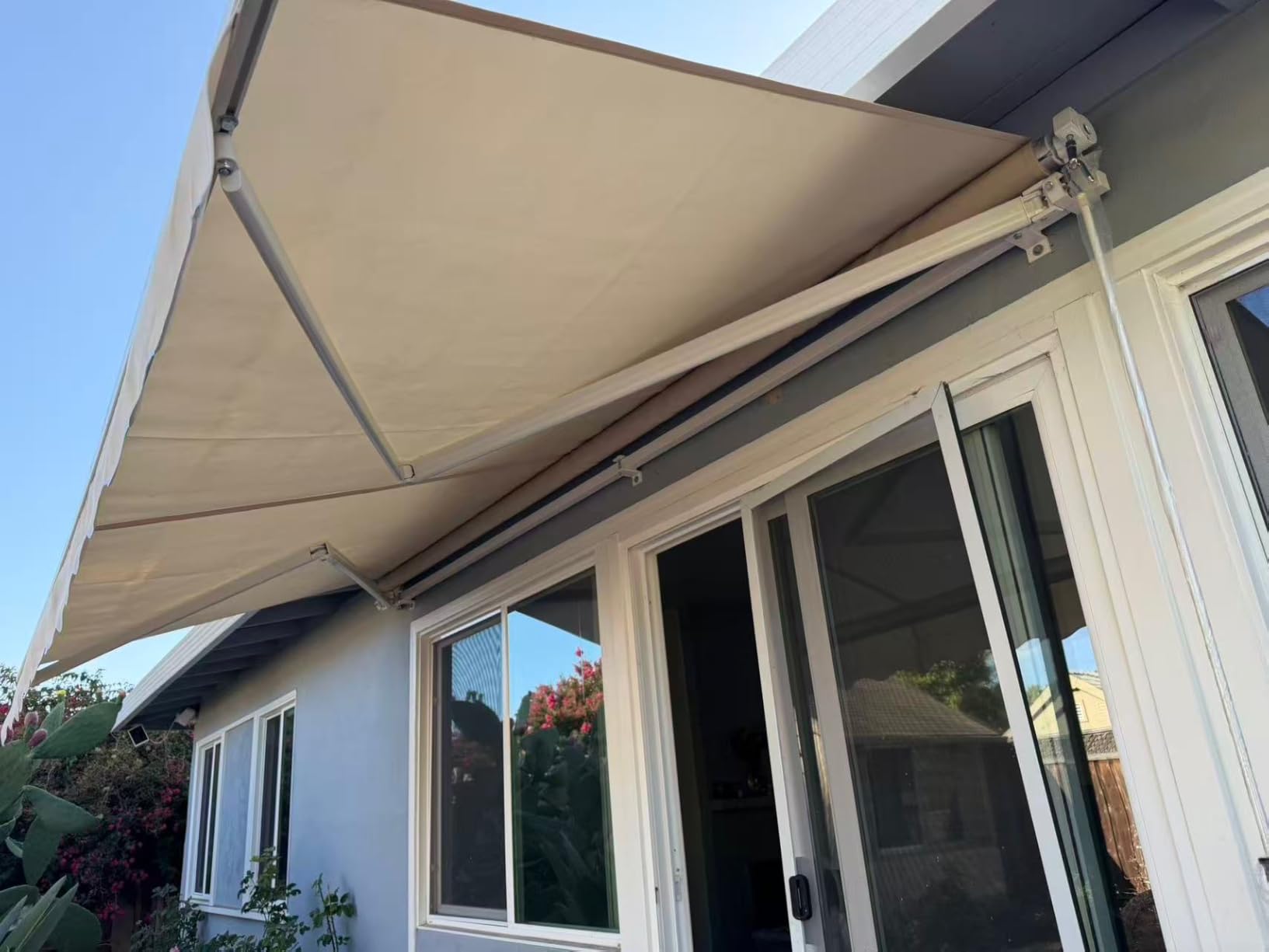 Tangkula 10 x 8.2 Ft Retractable Awning, Aluminum Patio Sun Shade w/Crank Handle and Water-Resistant Polyester, Outdoor Manual Retractable Awning Cover Shelter customer photo 1