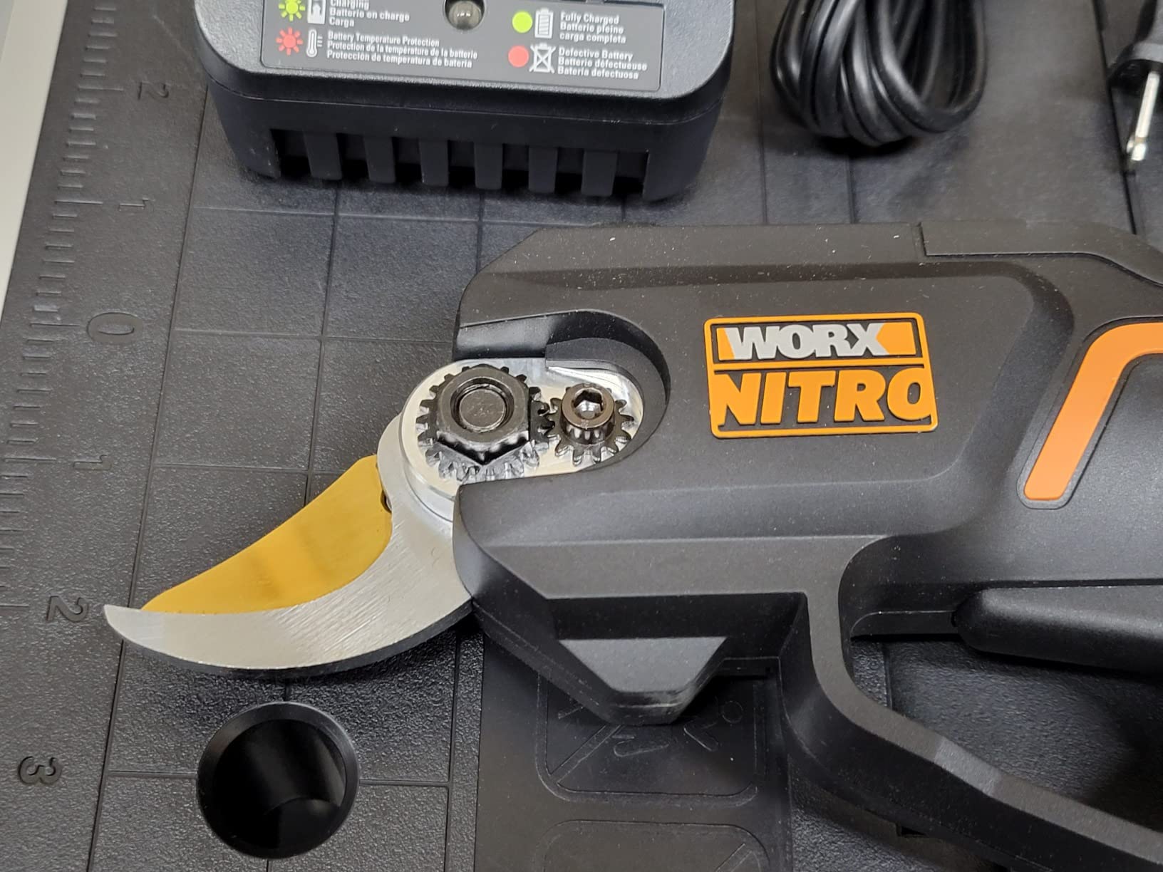 WORX Cordless Pruning Shear, 20V Powered Lopper, WG330 customer photo 2