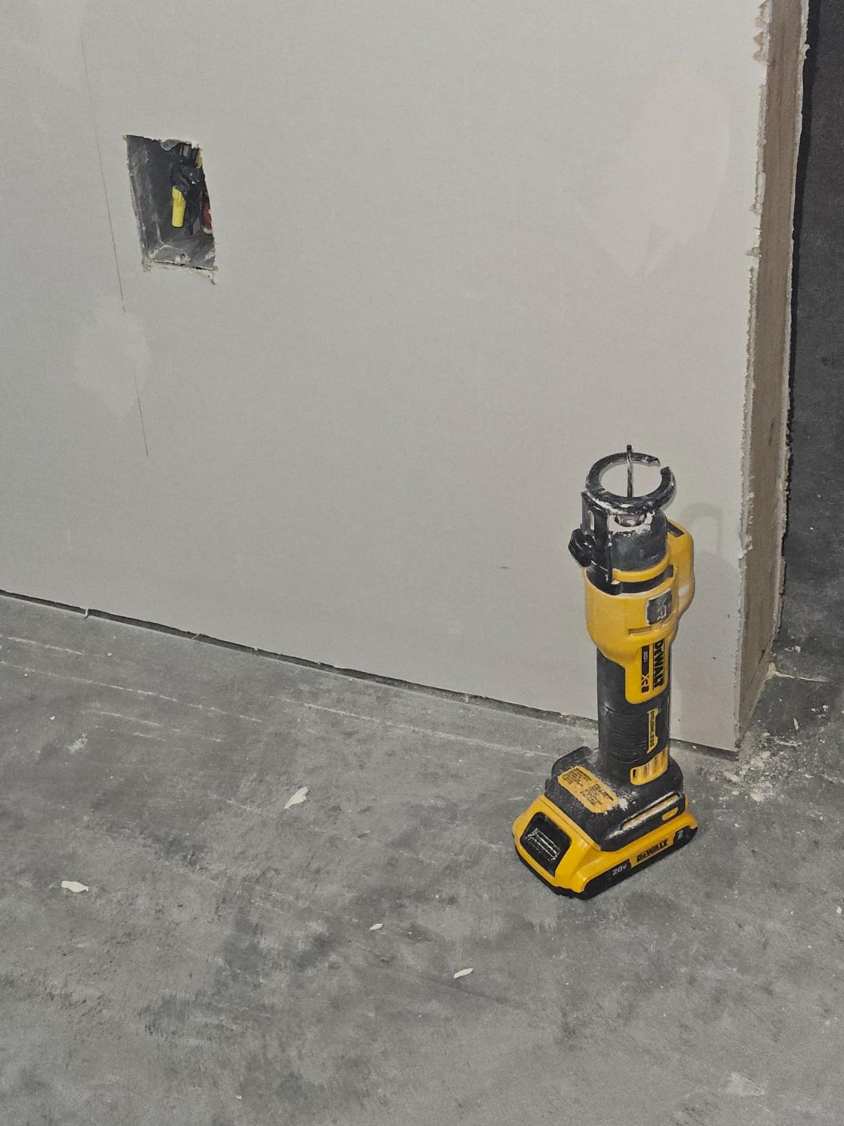 DEWALT 20V MAX* XR Brushless Drywall Cut-Out Tool (Tool Only) (DCE555B) customer photo 2