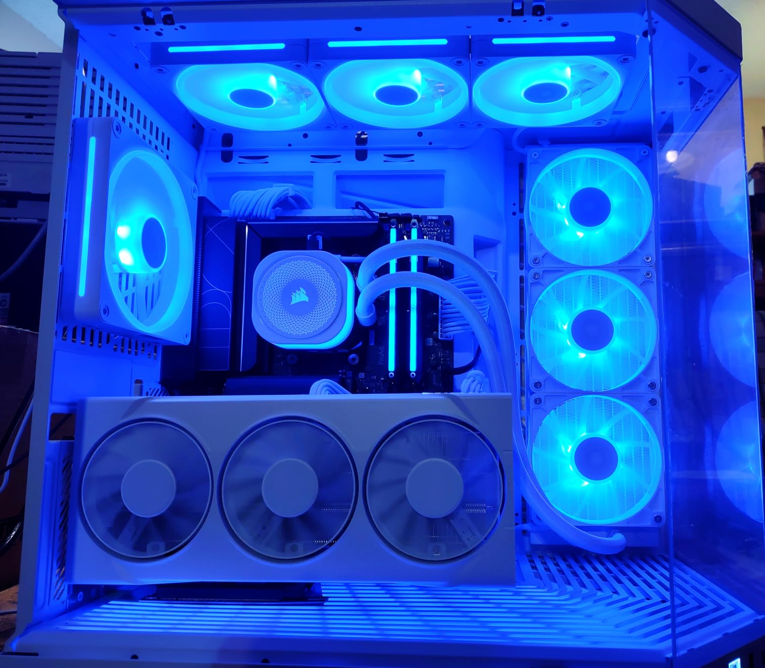 Hyte Y70 Modern Aesthetic Gaming PC Case - Panoramic Glass | High-Airflow Design | Cable Management | Dual Chamber ATX Mid-Tower Chassis | 10 Fan Capacity | Luxury PCIe 4.0 Riser Cable - Snow White customer photo 1