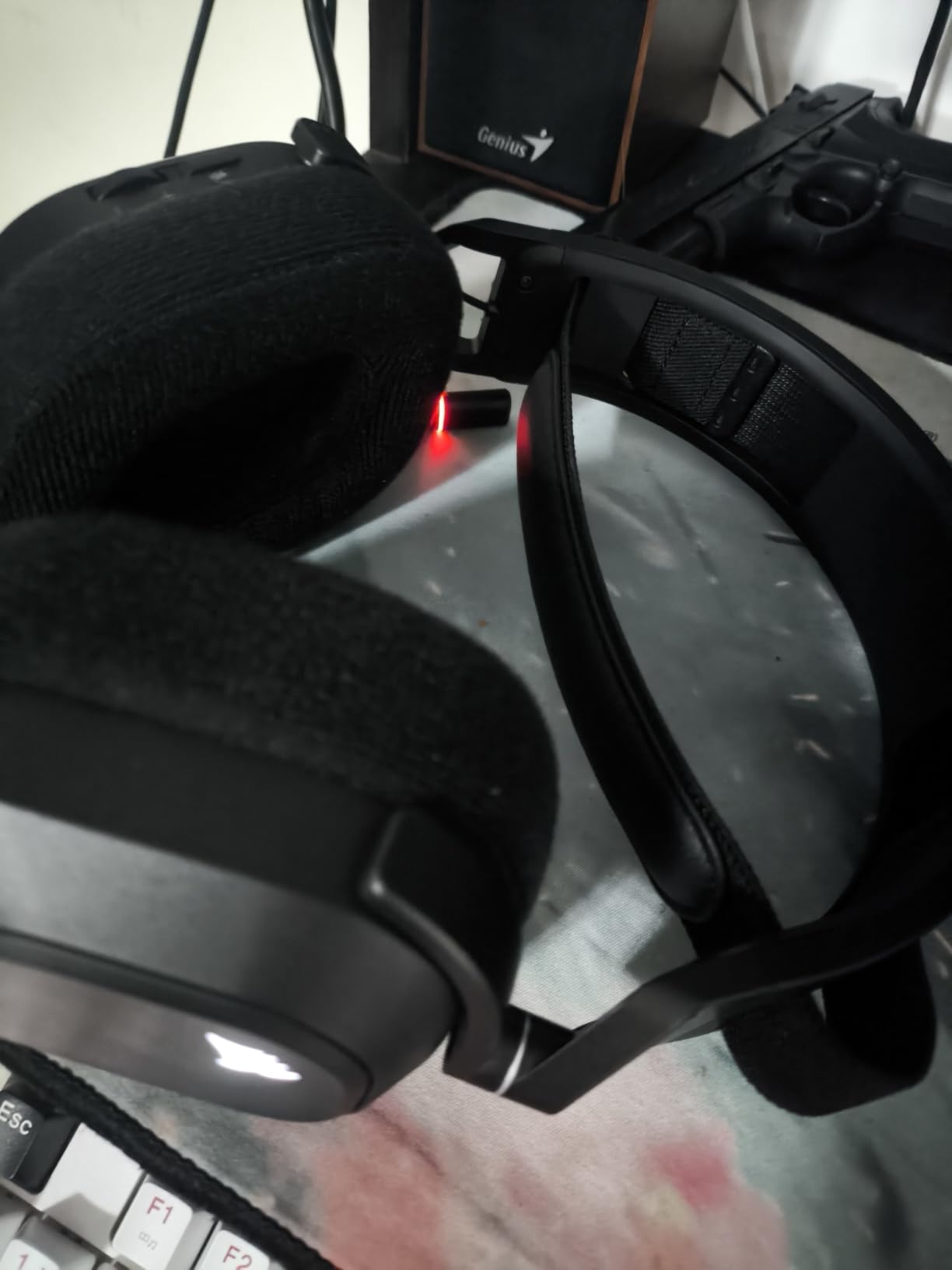 Corsair HS80 MAX Wireless Bluetooth PC PS5 Switch Gaming Headset – Gray customer photo 1