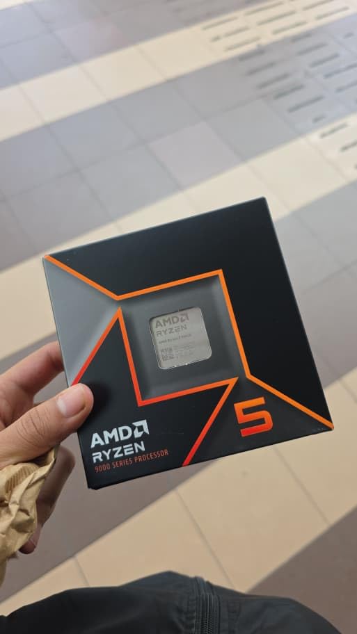 AMD Ryzen 5 9600X 6-Core, 12-Thread Unlocked Desktop Processor customer photo 1