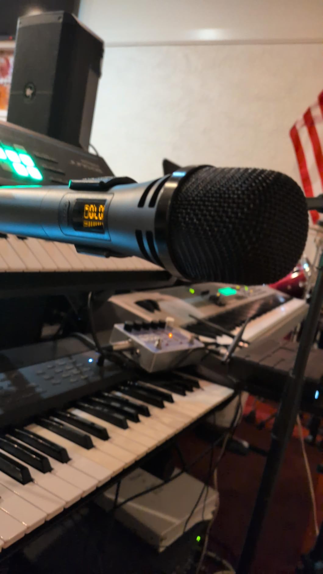 TONOR Wireless Mic System, Headset/Lavalier Lapel Mics, 0 m/295ft UHF Range customer photo 1