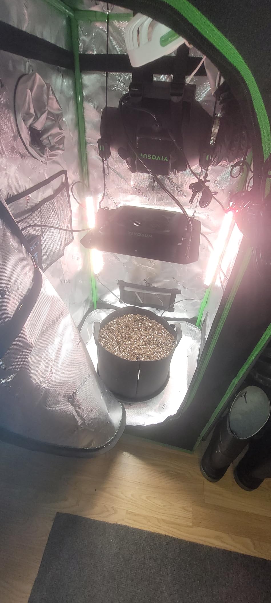 VIVOSUN LumaRay LED Grow Light Bars 16”(4-Bar) Full Spectrum Side Lighting customer photo 1
