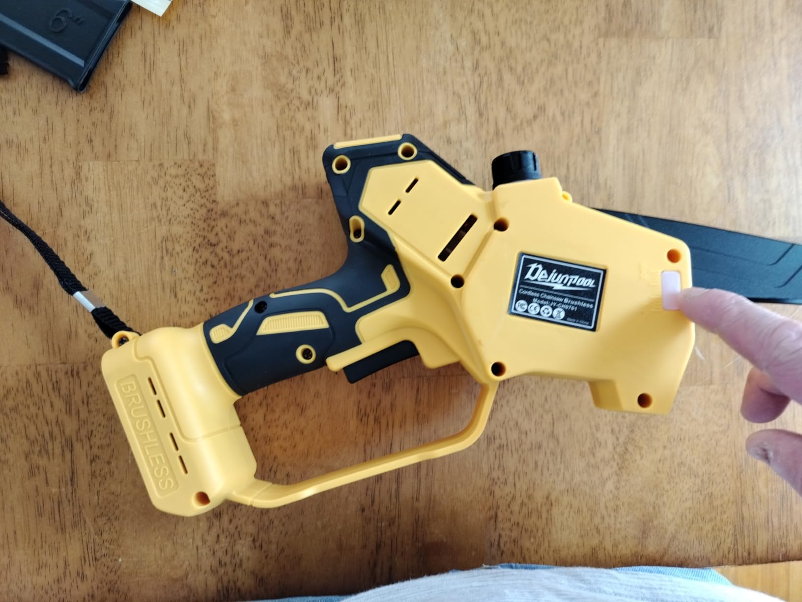 Cordless Mini Chainsaw Compatible with Dewalt 20V MAX Battery, 1200W 6 Inch & 8 Inch Small Electric Chainsaw Brushless, Auto Oiler, Handheld Pruning Tree Saw Gift for Men Husband Fathers (Tool Only) customer photo 2