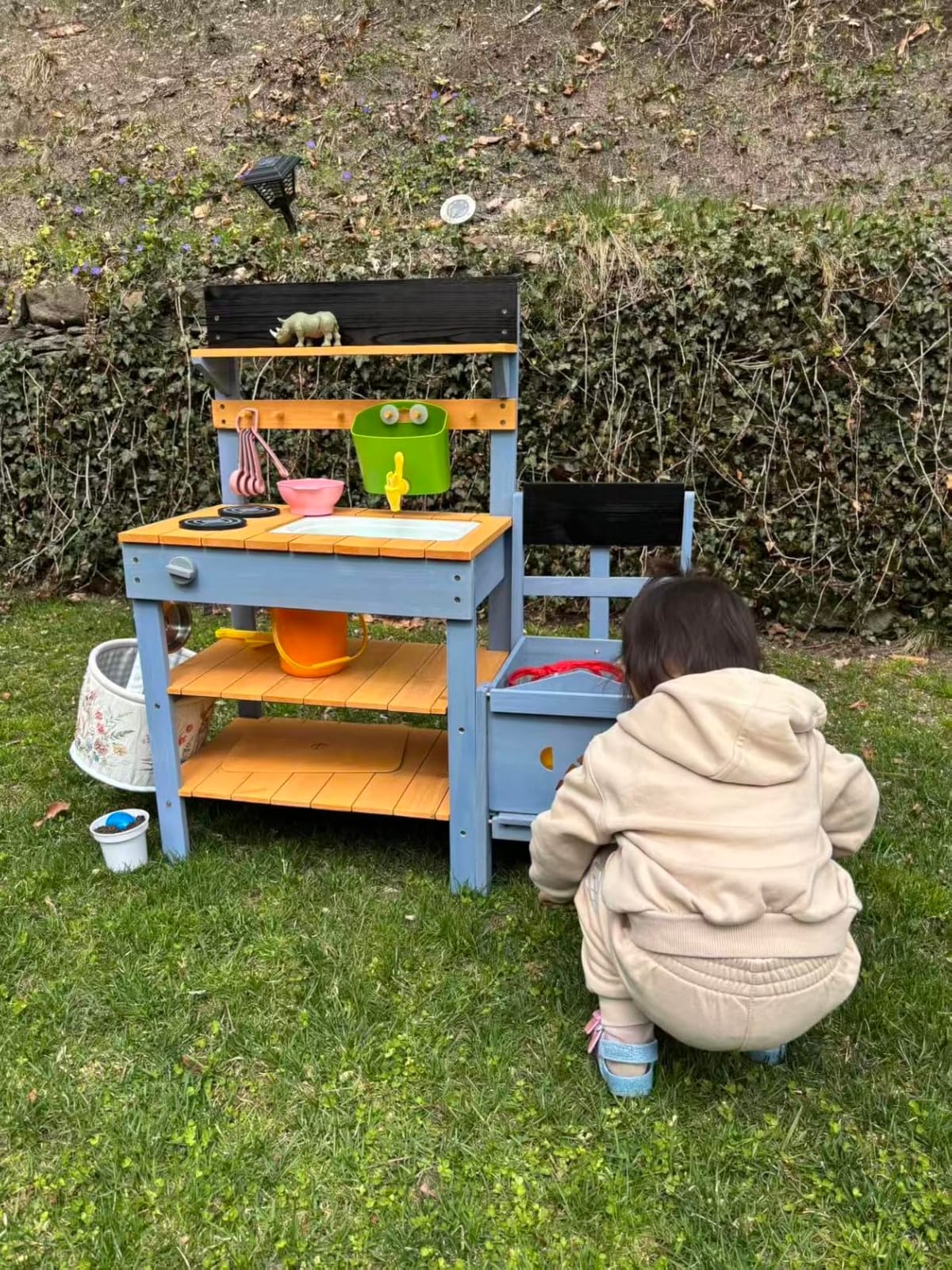 Frogprin Outdoor Mud Kitchen for Kids, Wooden Play Kitchen with Planter Box customer photo 1