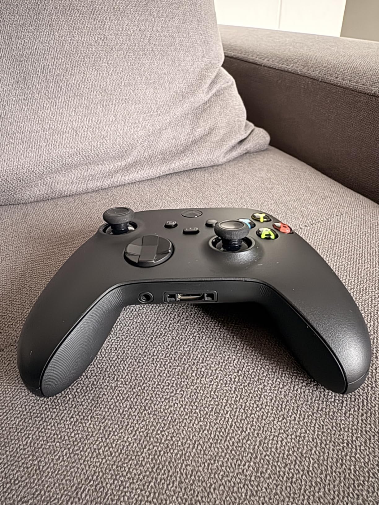 XBOX Wireless Gaming Controller | Carbon Black | Consoles, PCs, TVs, mobile, and more | Textured Grip | Wireless, Bluetooth, USB-C Connectivity customer photo 2