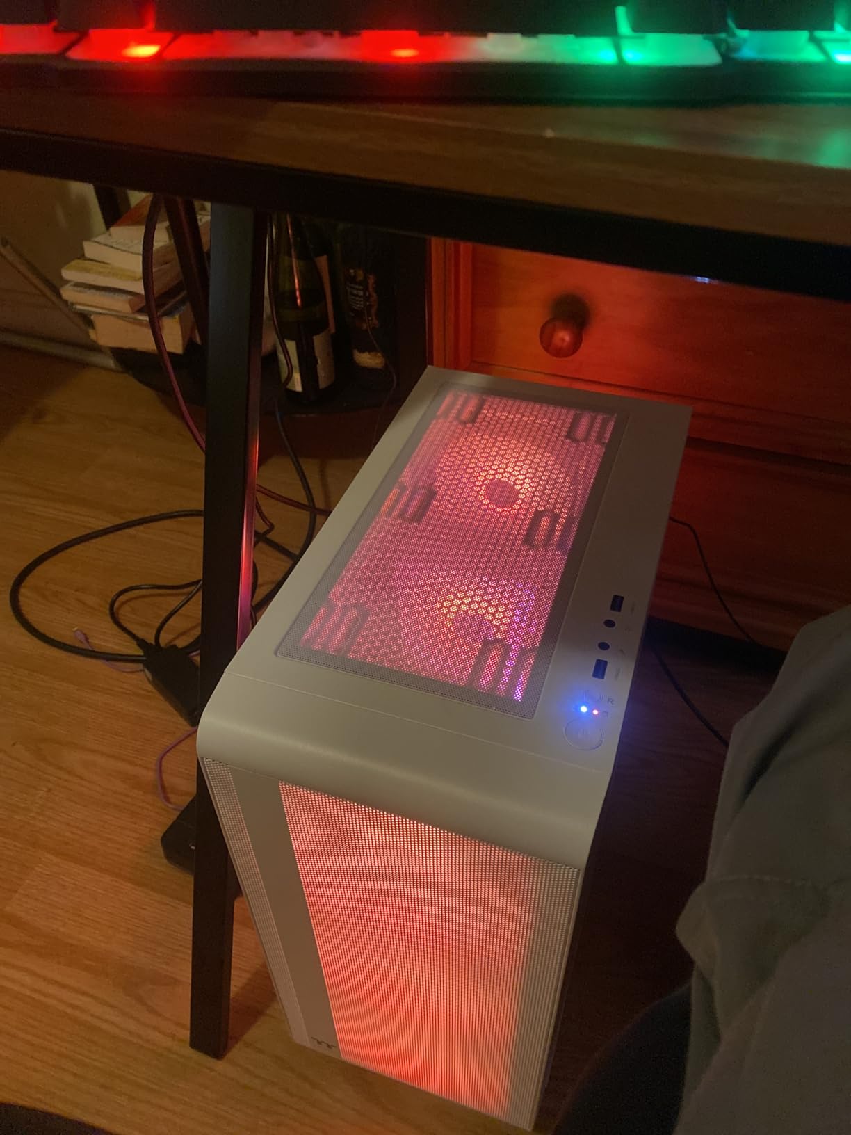 Thermaltake LCGS Quartz i1460 Gaming Desktop (Intel Core™ i5-14400F, ToughRam DDR4 3600Mhz 16GB RGB Memory, NVIDIA GeForce® RTX 5060, 1TB NVMe M.2, WiFi, Windows 11) S2QT-B760-560-LCS customer photo 1