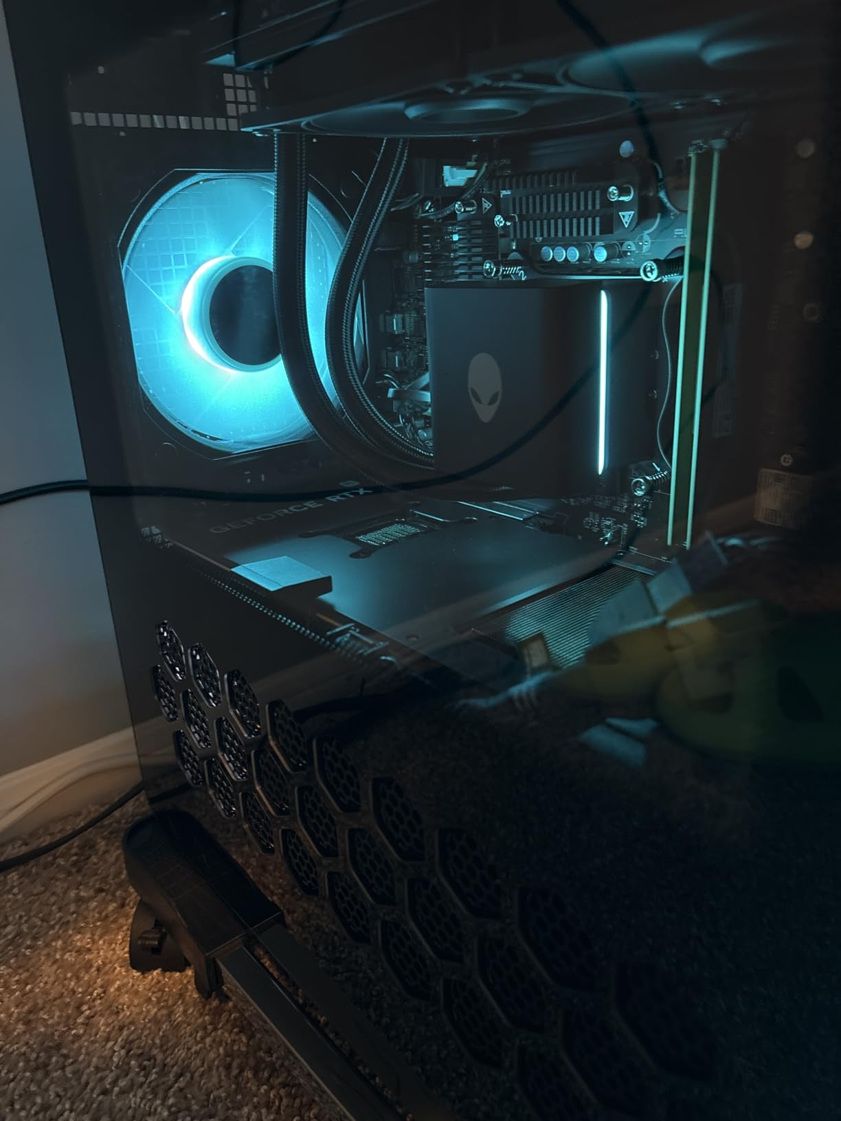 Alienware Aurora Gaming Desktop, RTX 5080, Intel Core Ultra 9 285 | 1TB SSD, 32GB DDR5 RAM, 2.5Gb Ethernet, Wi‑Fi 7, Windows 11 Home, Wired Keyboard, ACT1250 customer photo 2