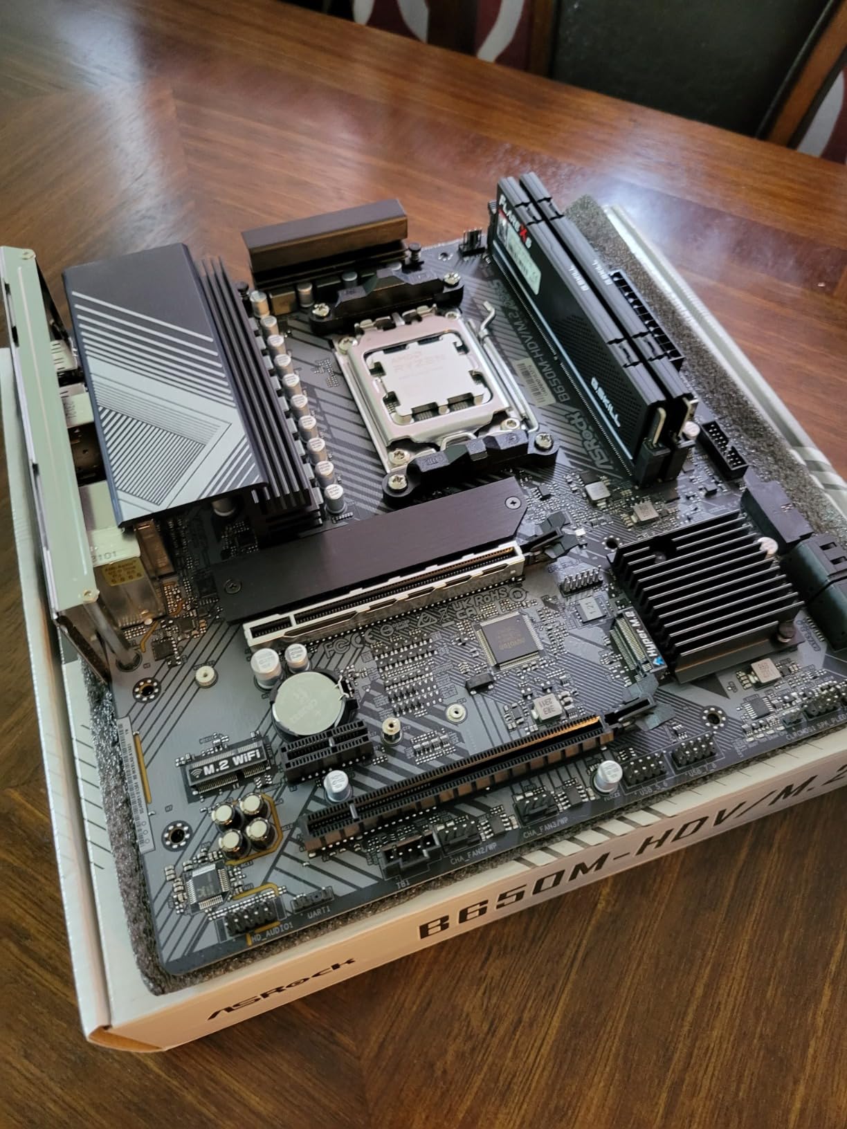 ASRock B650M-HDV M.2 White Micro-ATX AM5 Motherboard, AMD Ryzen 9000/8000/7000, PCIe 5.0 x16, DDR5 8200+(OC), Dual M.2 (Gen5/Gen4), USB 3.2 Type-C, 2.5G LAN customer photo 2
