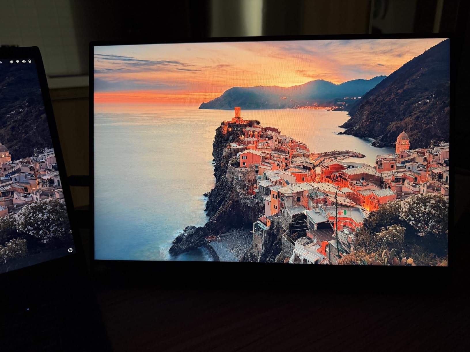 cocopar Portable Monitor 15.6 Inch 4K UHD 60Hz 145% sRGB Travel Monitor with Speaker HDMI USB-C Second Screen for Laptop MacBook Surface PC Xbox PS4/5, VESA Mountable, with Kickstand customer photo 1