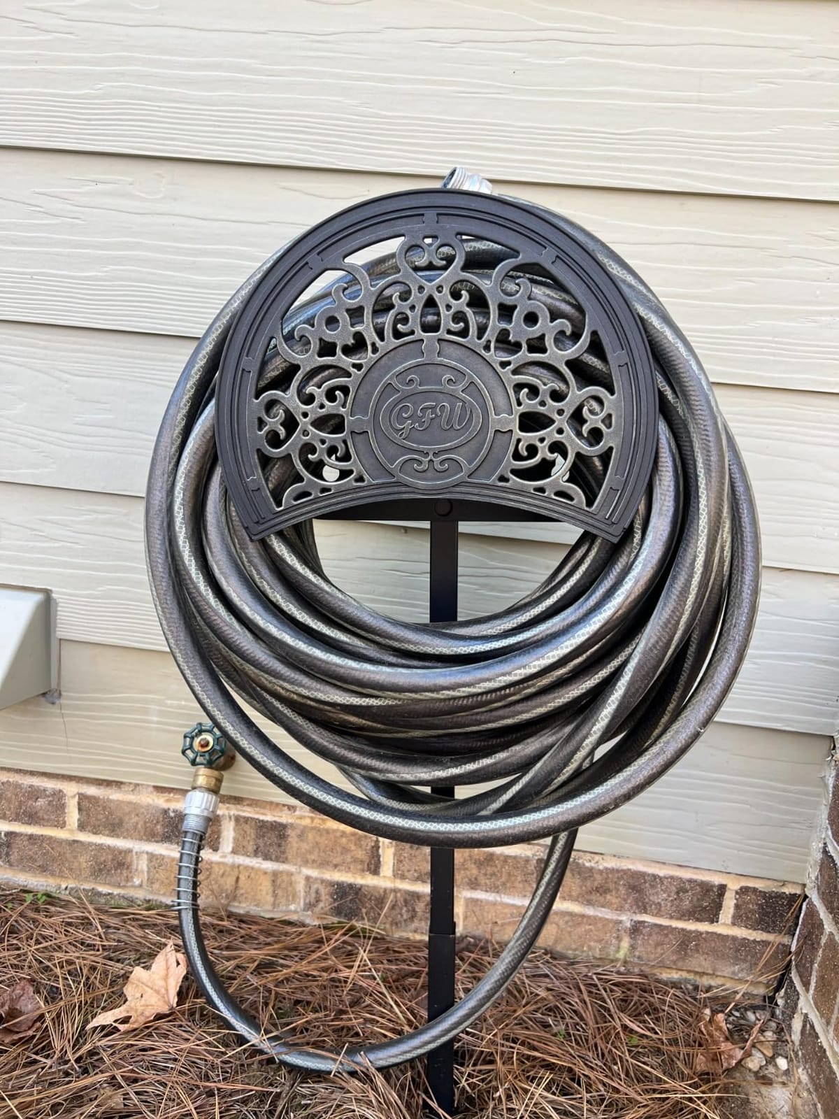 GOFORWILD Wall Mount Garden Hose Reel, Holds 200-Feet of 5/8-Inch Hose customer photo 1