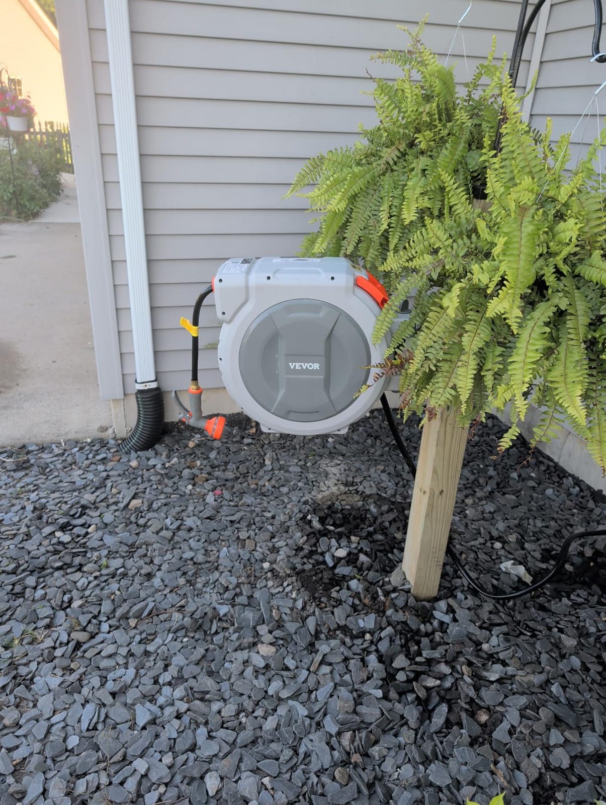 VEVOR Retractable Garden Hose Reel, 1/2 in x 50 ft, Wall Mounted Hose Reel with 9-Function Sprayer Nozzle and 180° Swivel Bracket, Any Length Lock, Automatic Slow Rewind System, for Garden Watering customer photo 1