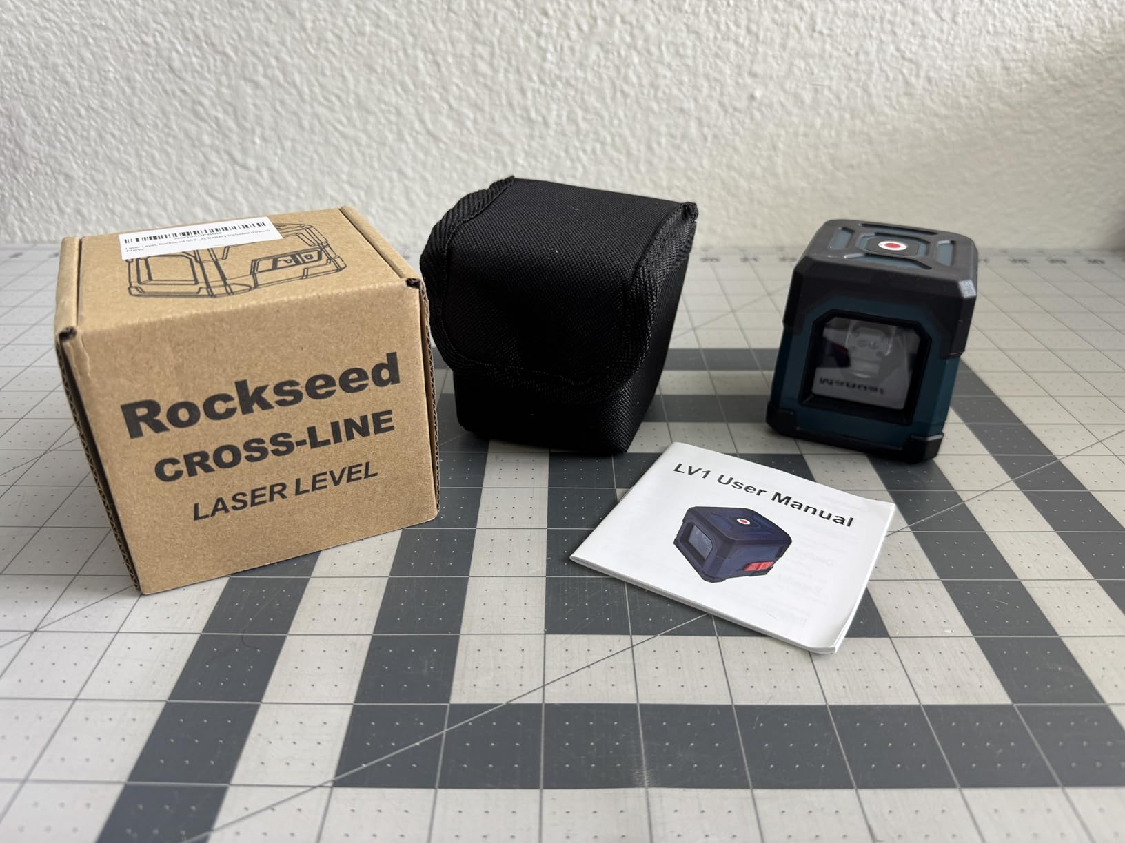 Laser Level, RockSeed Cross Line Laser with Self-Leveling, Vertical and Horizontal Line, Rotatable 360 Degree, Carrying Pouch, Battery Included (40 Inch Tripod) customer photo 2