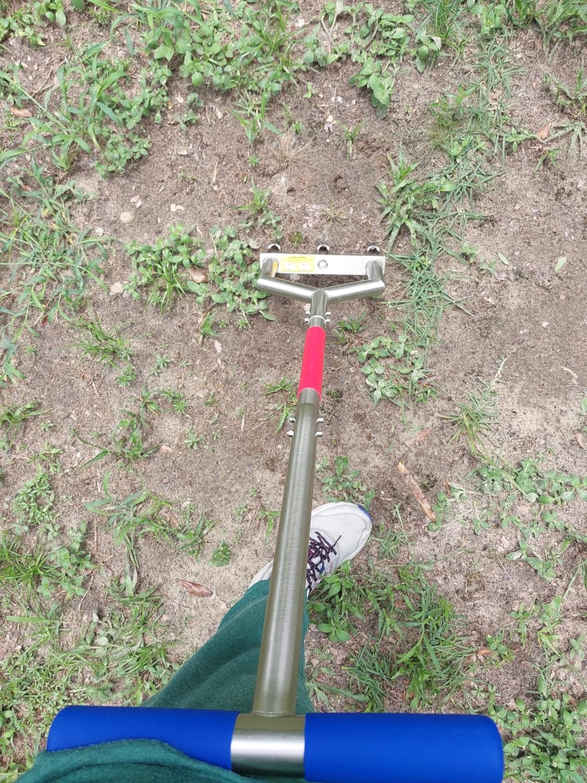 Manual Core Aerator Lawn Tool, Lawn Aerator Tool with 3 Non-Clogging Hollow Tines, Yard Grass Aerator with Ergonomic Rubber Grip, Reinforced Welding for Compacted Soil Lawn Care - Blue customer photo 1