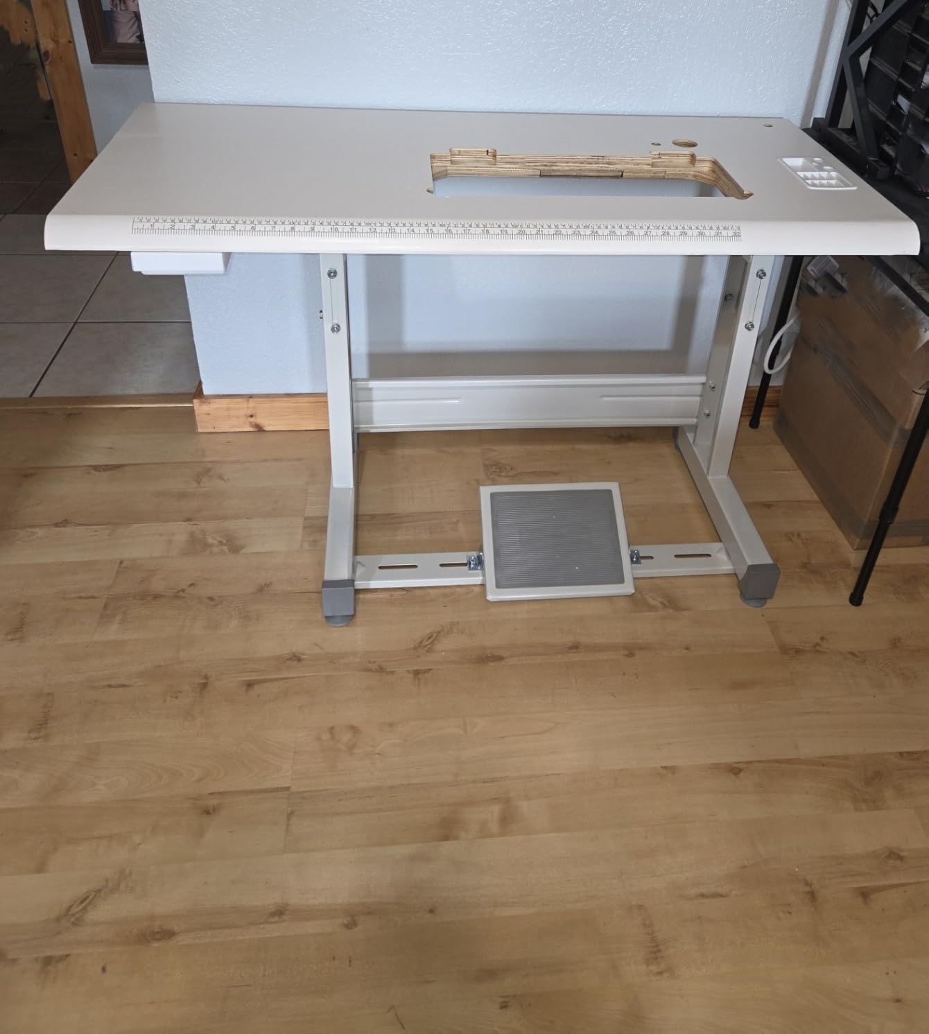 VEVOR Industrial Lockstitch Sewing Machine, 550W Commercial Set with Servo Motor & Table Stand, 5000 SPM High Speed, Metal Frame, LCD Panel, LED Light for Cotton Wool Denim Leather Canvas customer photo 1