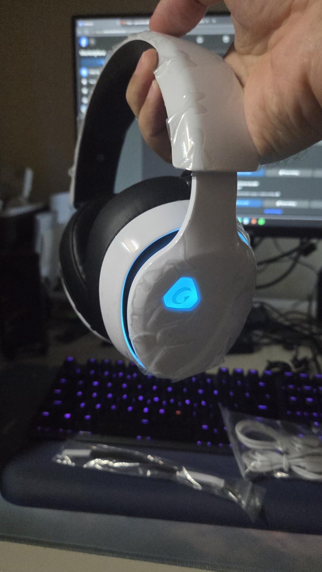 AOC 2.4GHz Wireless Gaming Headset for PS5, PS4, PC, Switch, 45Hr, White | Bluetooth 6.0 Gaming Headphones with Noise Canceling Mic, 7.1 Virtual Surround, Great for Fortnite & Call of Duty/FPS Gamers customer photo 2