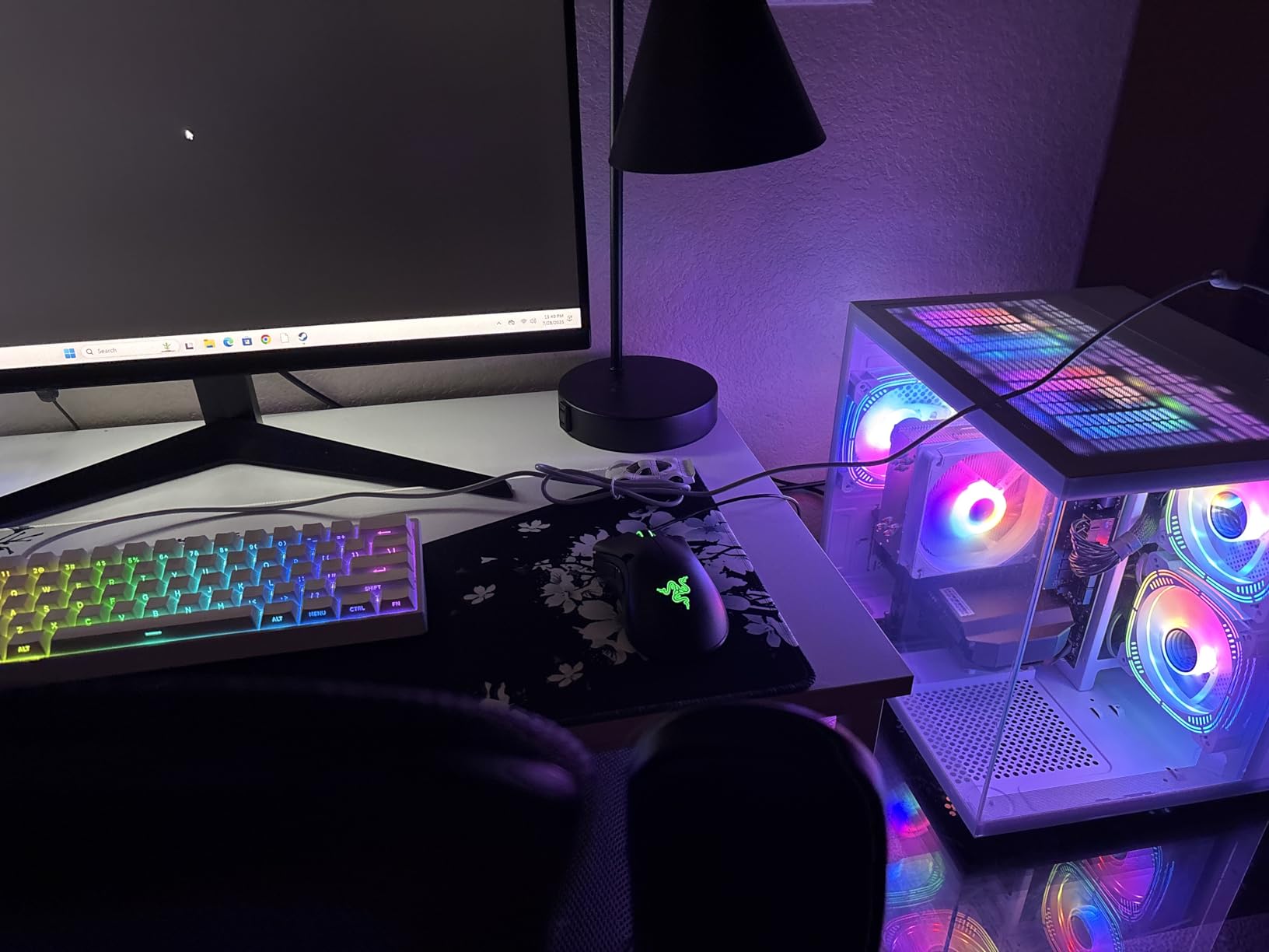 suevery Ryzen7 Prebuilt Gaming PC Desktop Computer White customer photo 1