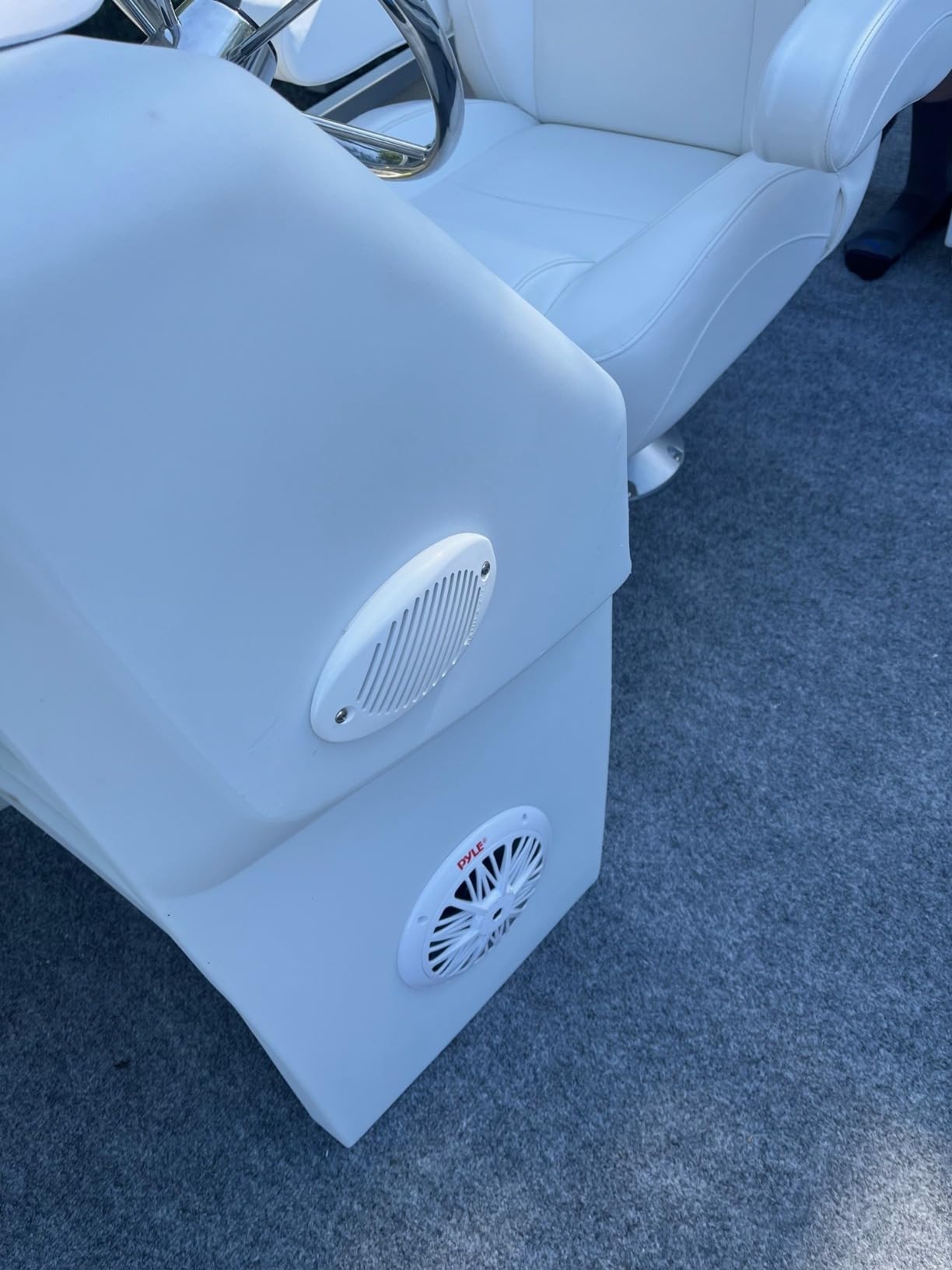 Pyle 6.5 Inch Dual Marine Speakers - 2 Way Waterproof and Weather Resistant Outdoor Audio Stereo Sound System with 200 Watt Power, Poly Carbon Cone and Butyl Rubber Surround - 1 Pair (White) customer photo 1