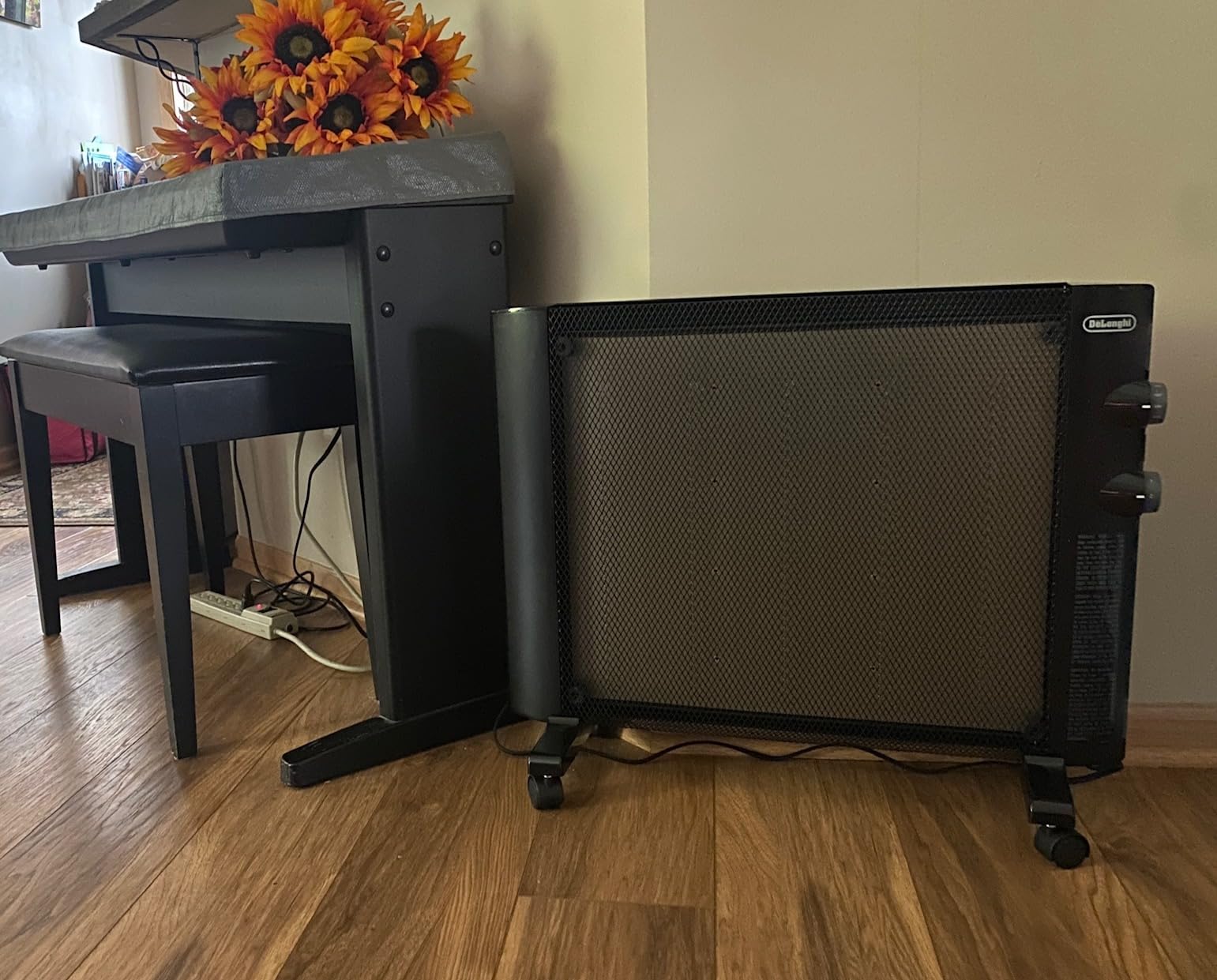 DeLonghi Mica Panel Space Heater, 1500W quiet electric space heater for indoor use, adjustable thermostat, freestanding/ easy wall mount, full room heating with built-in safety features, HMP1500 Black customer photo 2