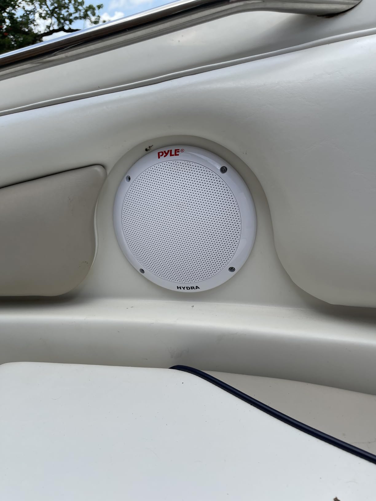 Pyle 6.5 Inch Dual Marine Speakers - 2 Way Waterproof and Weather Resistant Outdoor Stereo Sound System with 400 Watt Power, Polypropylene Cone and Butyl Rubber Surround - 1 Pair - PLMR605W(White) customer photo 2