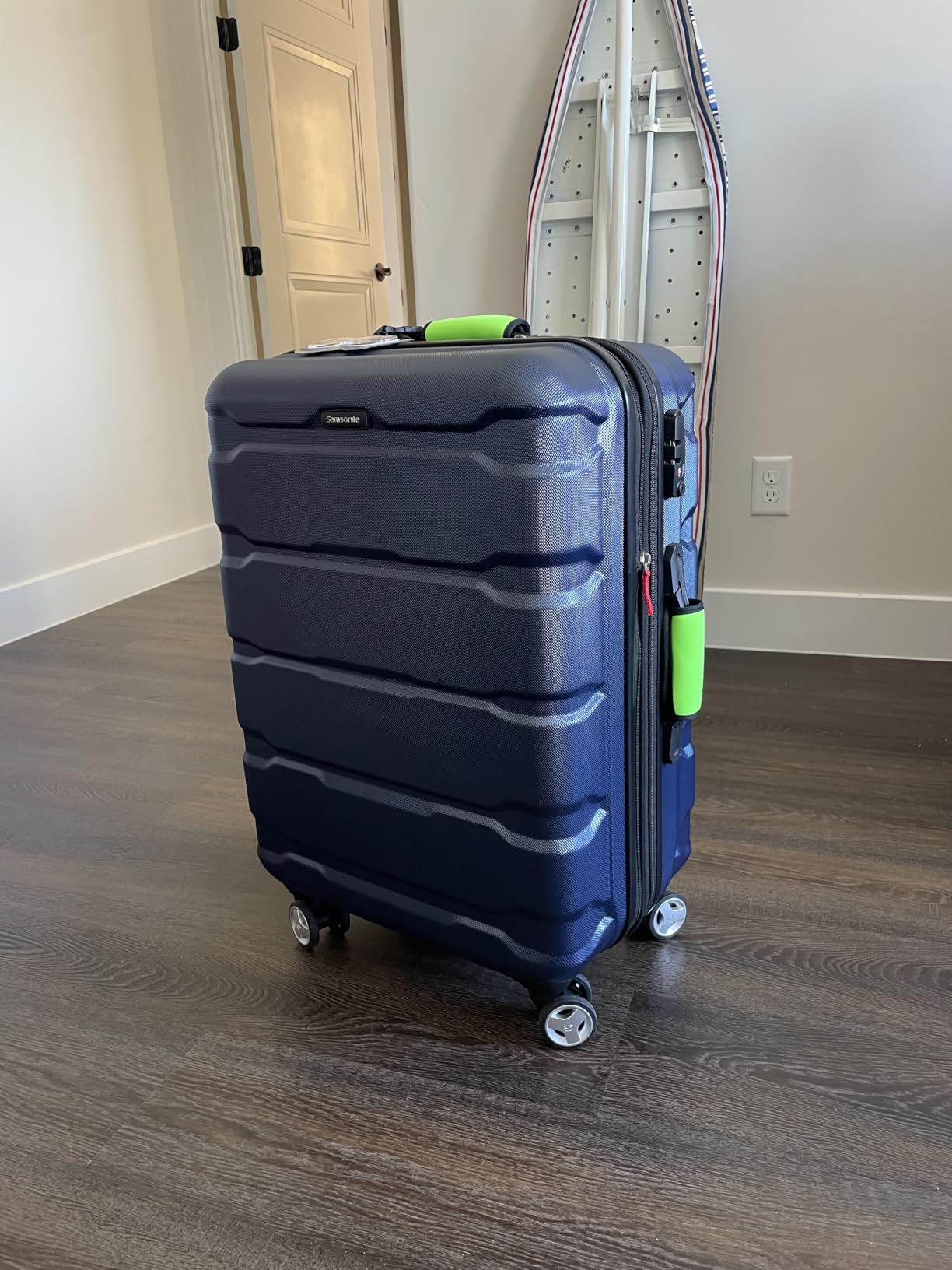 Samsonite Omni PC Hardside Expandable Luggage with Spinner Wheels, Checked-Large 28-Inch, White customer photo 1