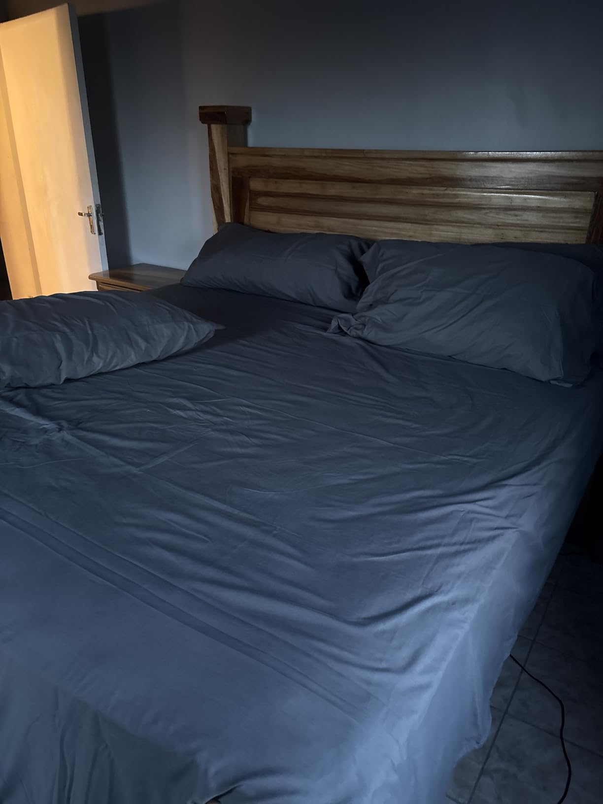 Danjor Linens Bed Sheet Set King Size for Hot Sleepers, Hotel Premium Sheets with 4 Pillowcases, Lightweight Brushed Microfiber Deep Pockets, Breathable Cooling 6 Piece Bedding Sets, Spa Blue customer photo 2