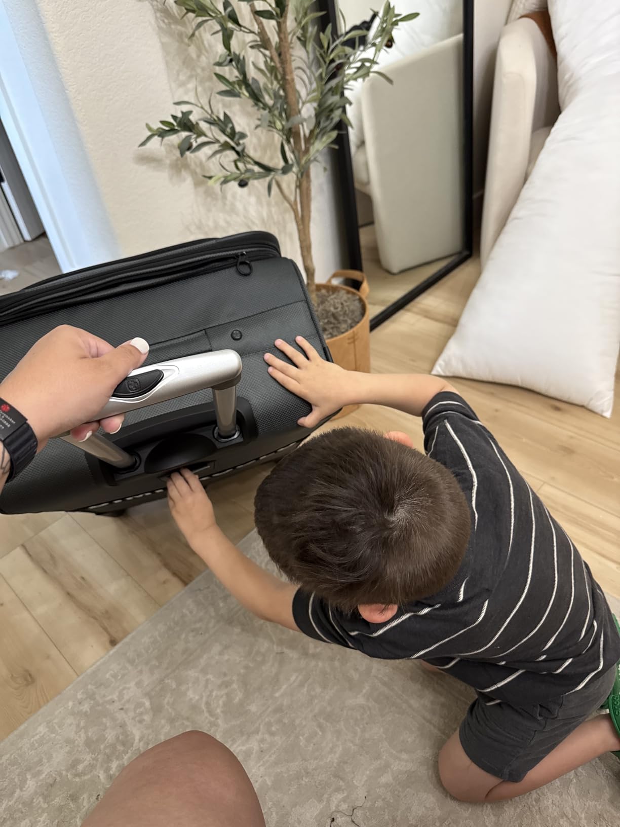 SwissGear Sion Softside Expandable Spinner Luggage Durable Lightweight Travel Suitcase, Merlot, Checked-Large customer photo 1