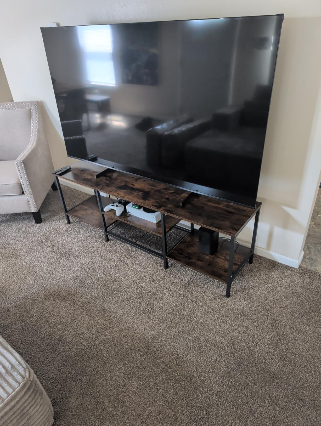 HOOBRO TV Stand with Power Outlets to 75 Inches, TV Console Table with Open Storage Shelves Cabinet, Industrial Media Entertainment Center for Living Room Bedroom, Rustic Brown and Black BF80DS01 customer photo 2