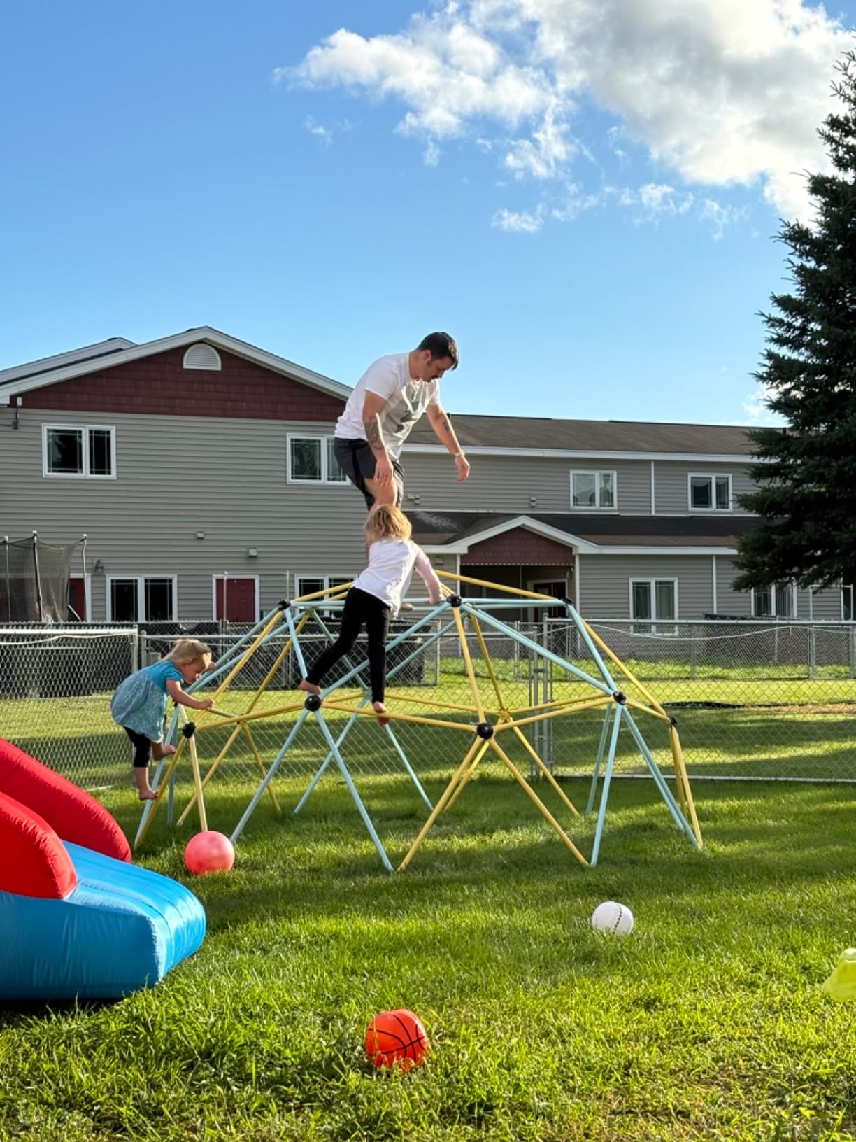 VEVOR Climbing Dome, 10FT Geometric Dome Climber with Saucer Swing, 1000LBS Loading Kid's Jungle Gym Playground, Easy-Assembly Outdoor Backyard Climbing Equipment for Boys Girls 3 to 10 Years Old customer photo 1