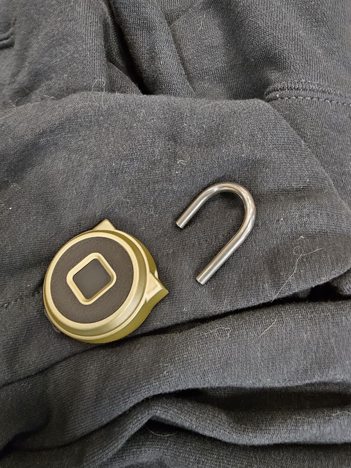 eLinkSmart Long Shackle Padlock, Fingerprint Locker Lock for Fence Gate customer photo 2