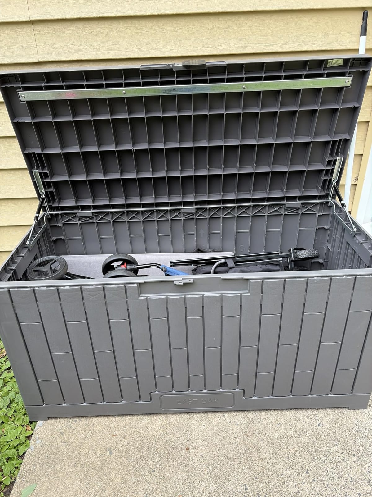 EAST OAK Outdoor Storage Box, 31 Gallon Deck Box for Patio Cushions, Pool Accessories & Garden Tools, Waterproof Resin Storage Container, Ash Grey customer photo 2